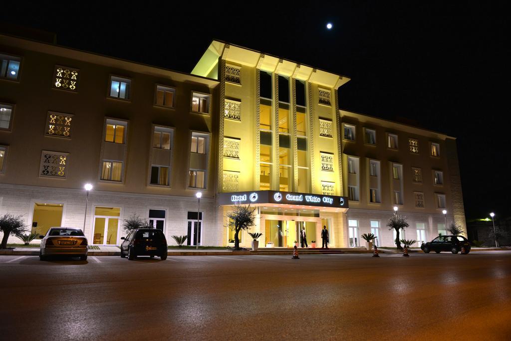 Grand White City Hotel Berat Buitenkant foto