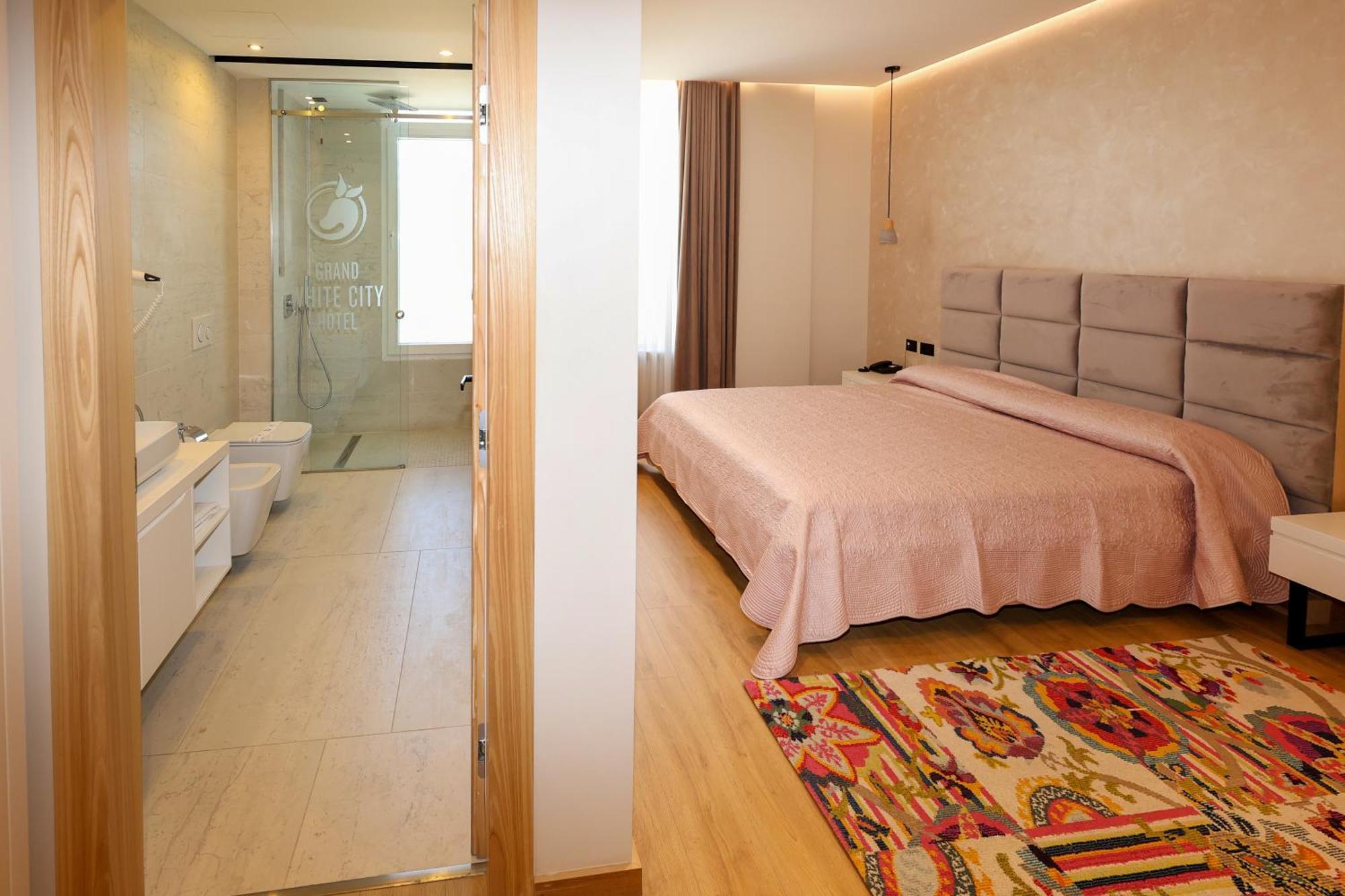 Grand White City Hotel Berat Buitenkant foto