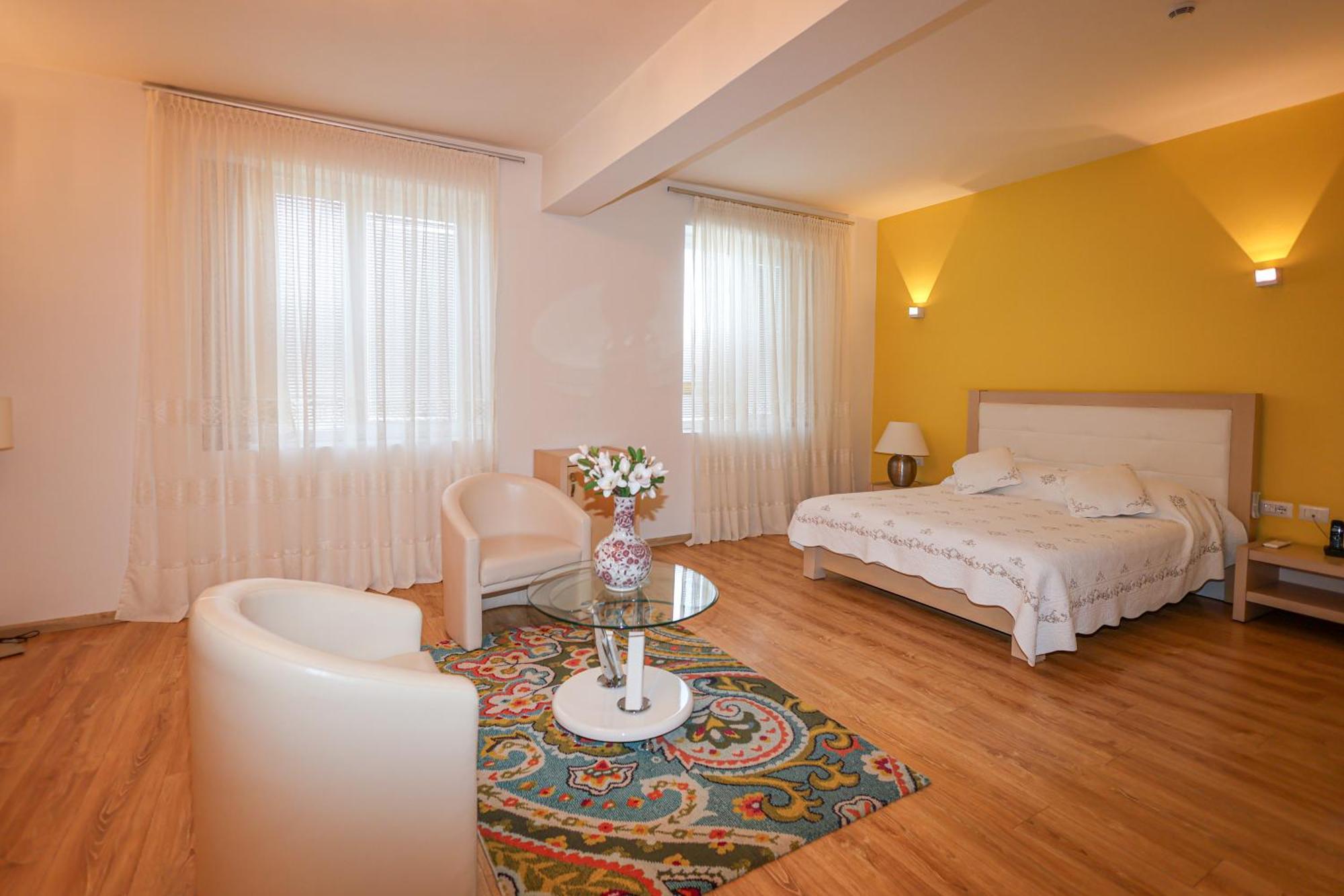Grand White City Hotel Berat Buitenkant foto