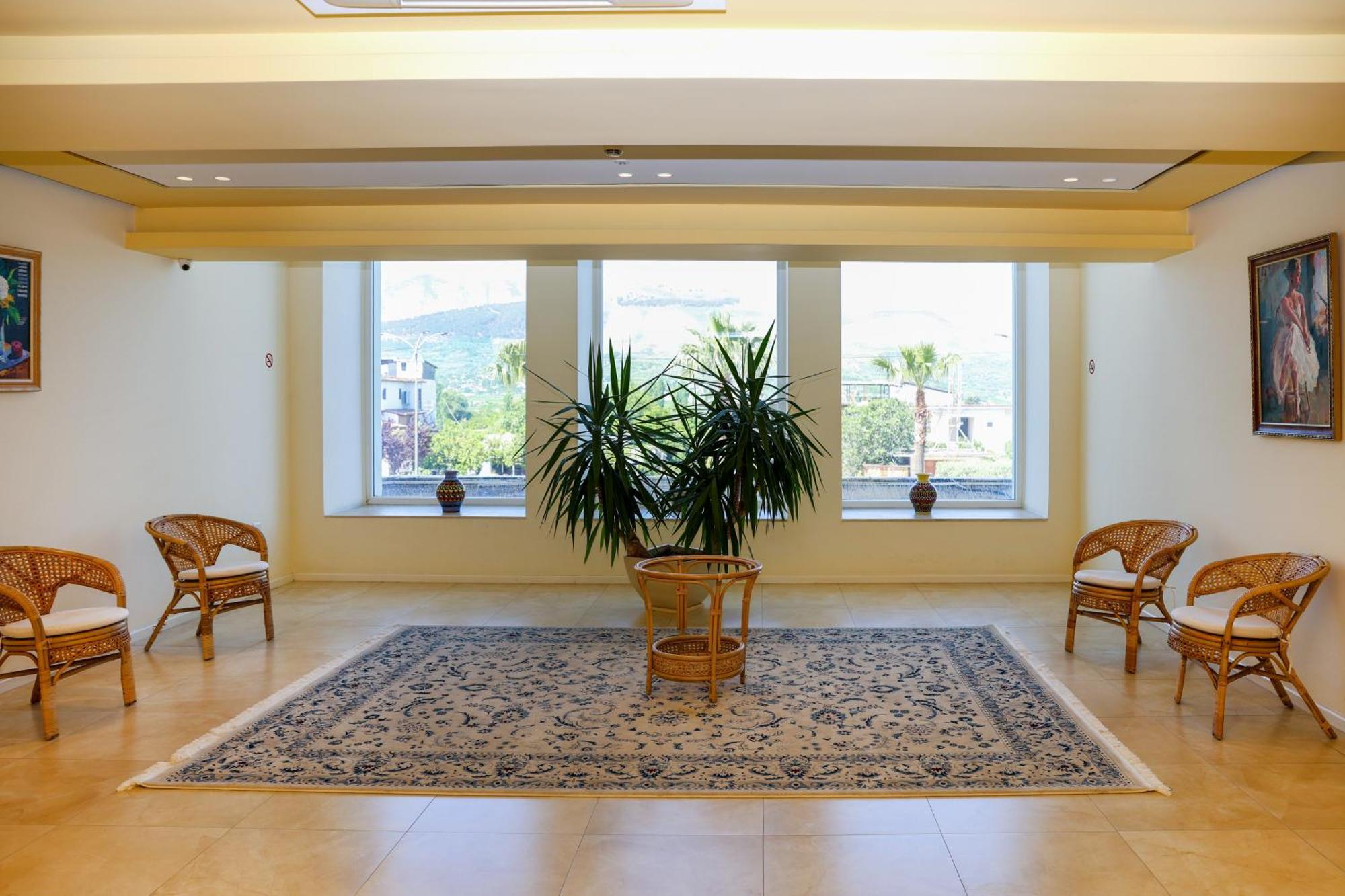 Grand White City Hotel Berat Buitenkant foto