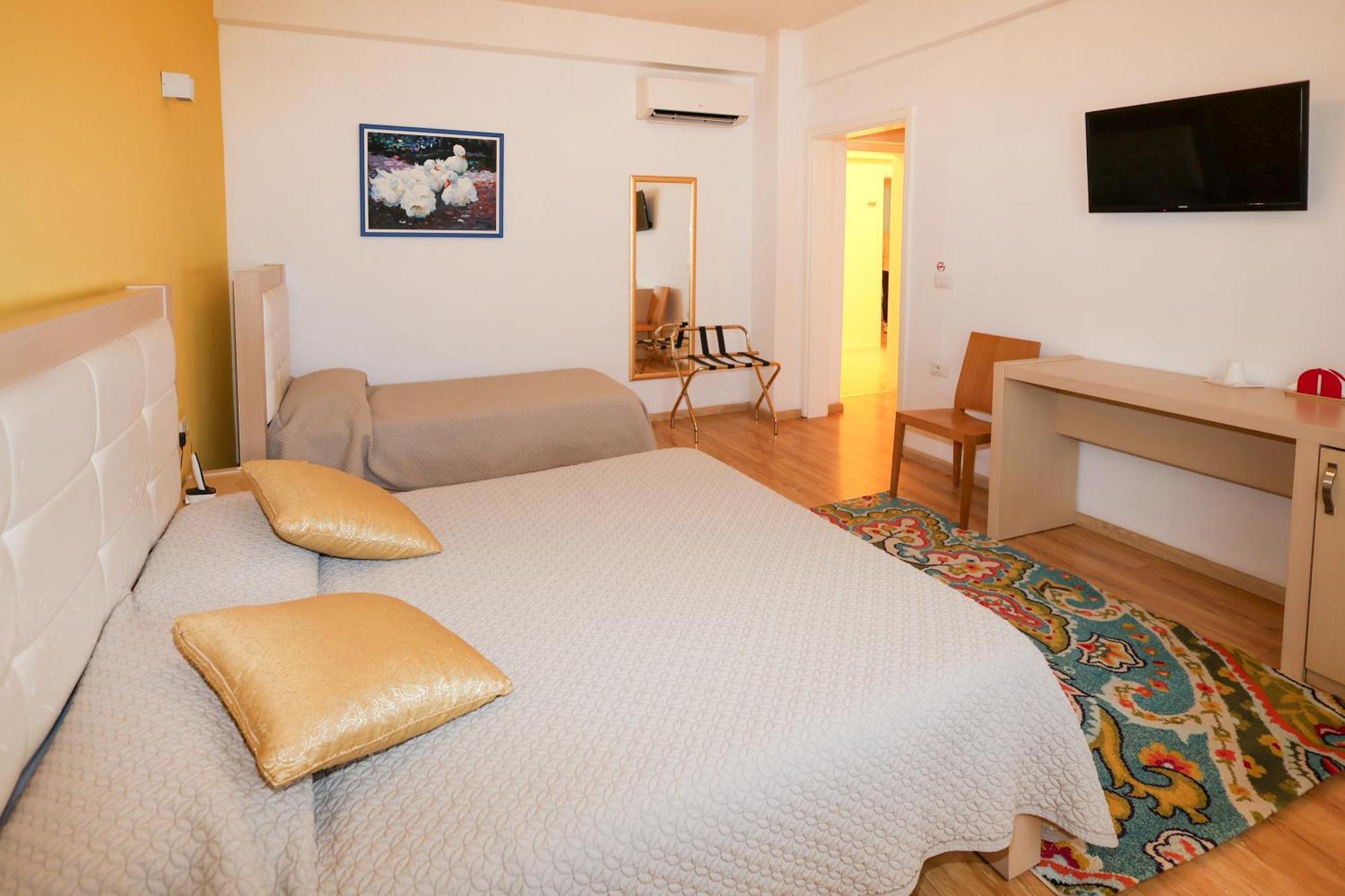 Grand White City Hotel Berat Buitenkant foto