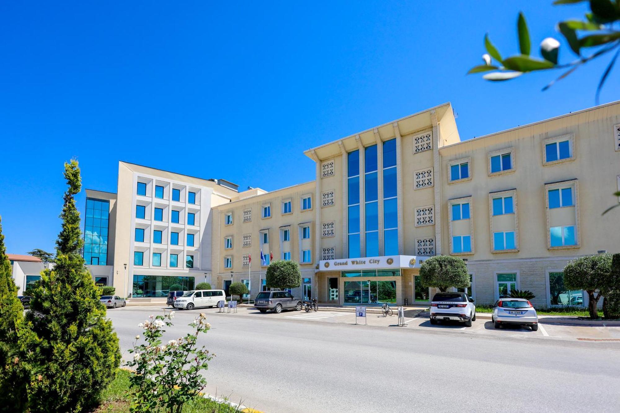 Grand White City Hotel Berat Buitenkant foto