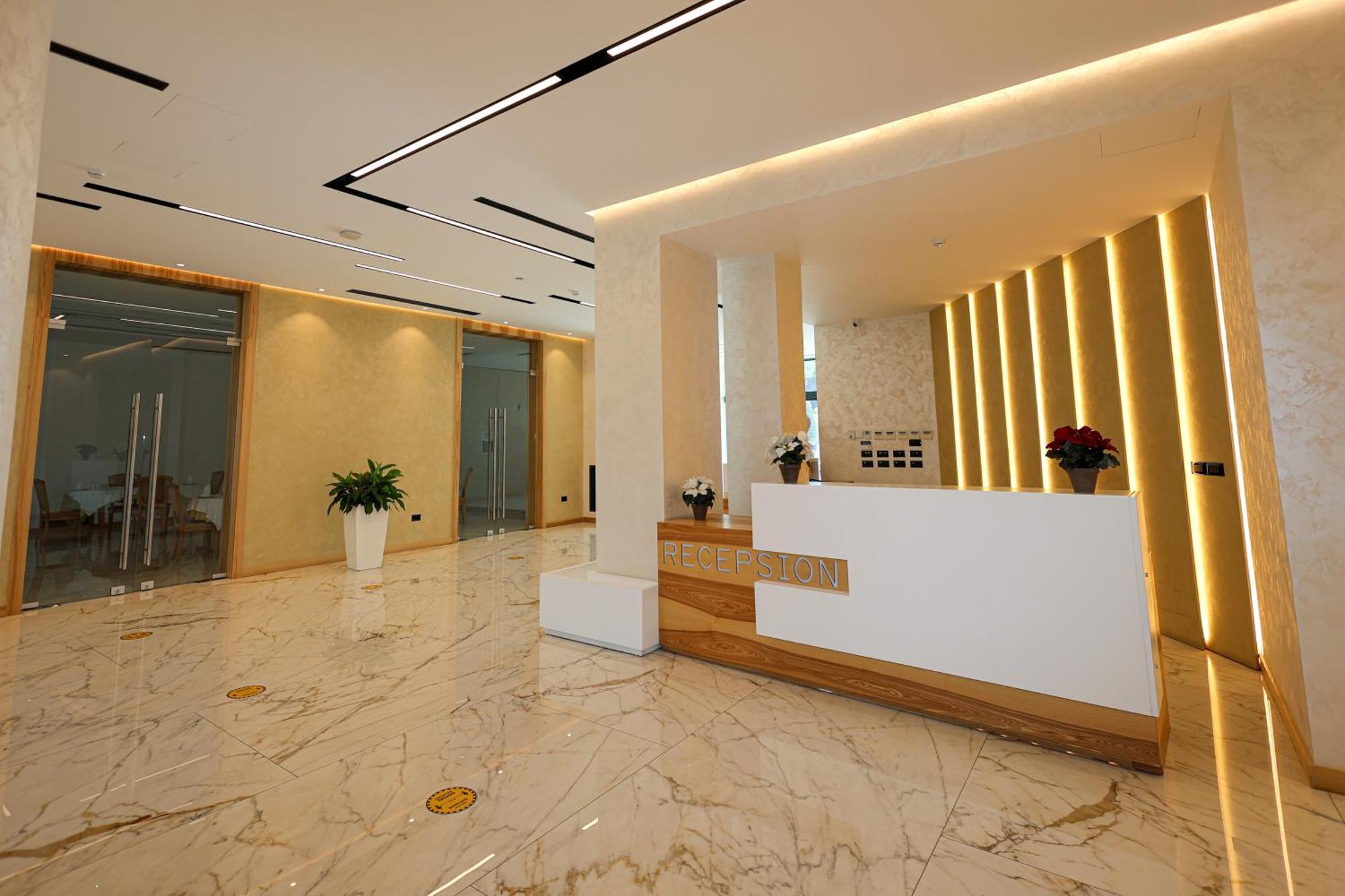 Grand White City Hotel Berat Buitenkant foto