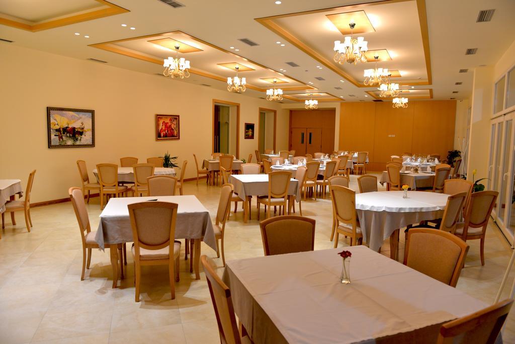 Grand White City Hotel Berat Buitenkant foto