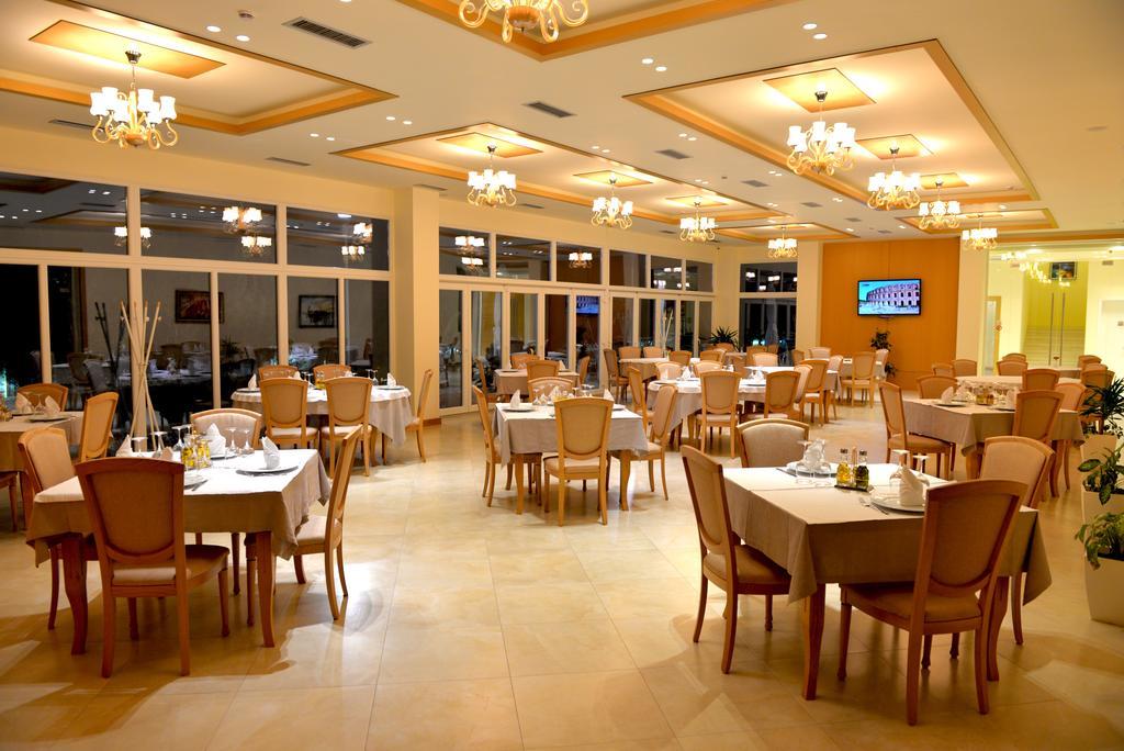 Grand White City Hotel Berat Buitenkant foto