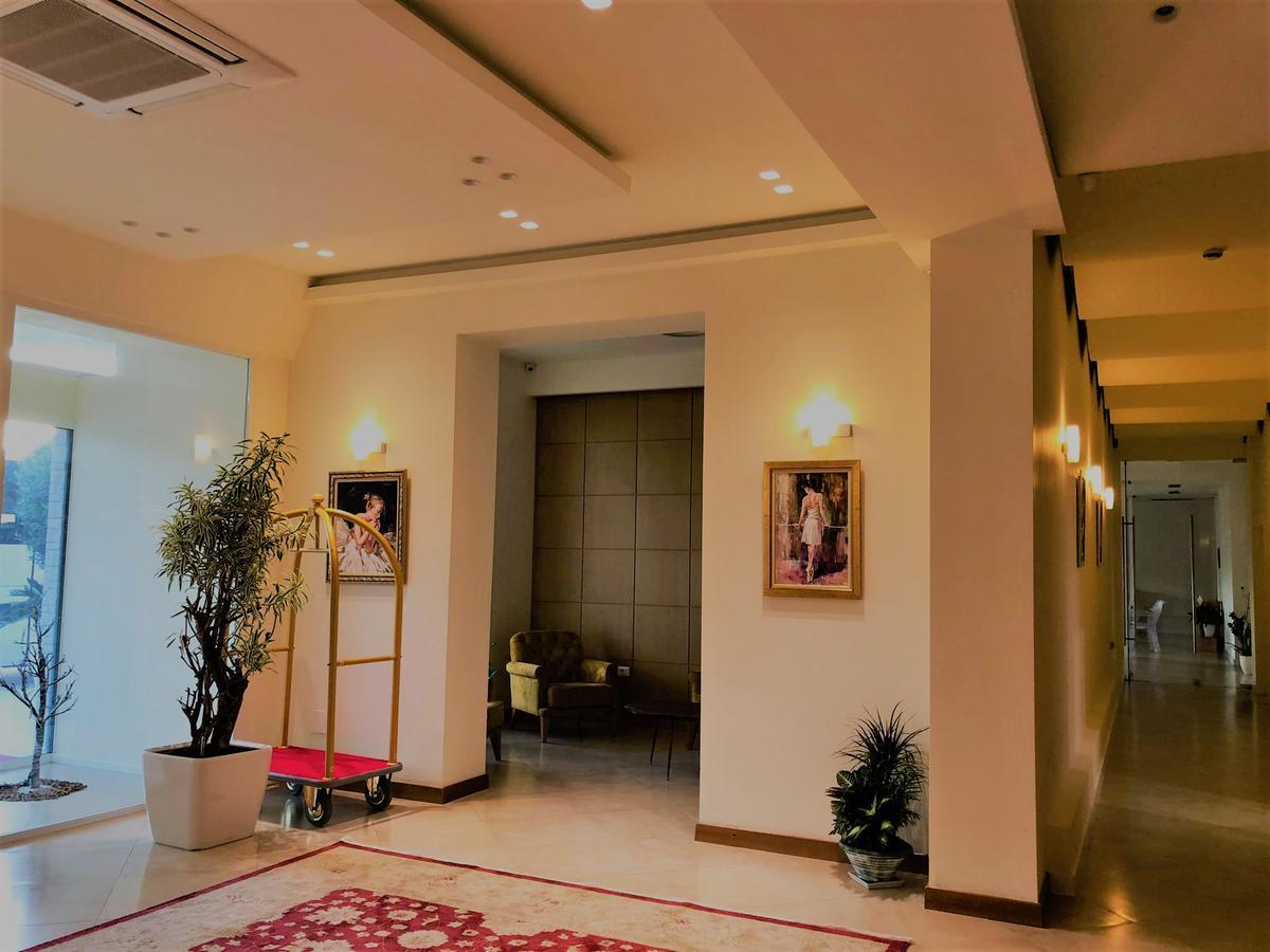 Grand White City Hotel Berat Buitenkant foto